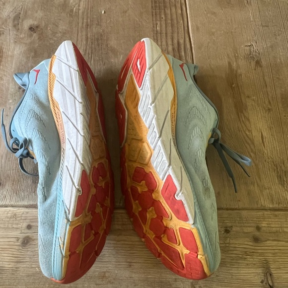 Hoka Arahi 6 in Light Gray and Orange - Picture 4 of 13